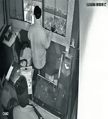 బంగారు దుకాణంలో చోరీ 