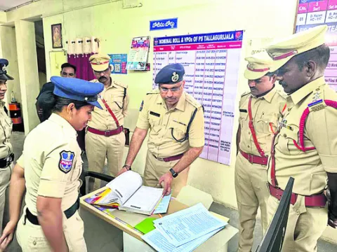 ఫిర్యాదులు పరిష్కరించాలి