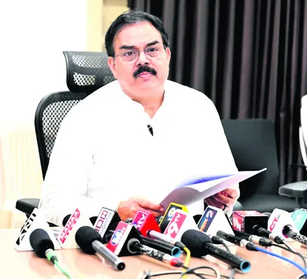 అధికారులు అప్రమత్తంగా ఉండాలి 