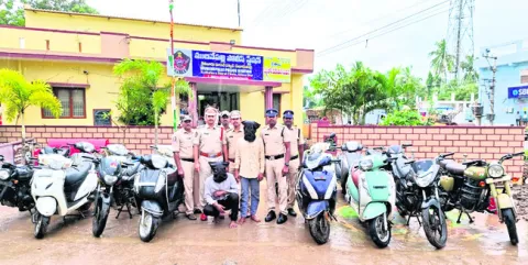 మోటార్‌సైకిళ్ల చోరీ కేసులో ముగ్గురి అరెస్ట్‌ 