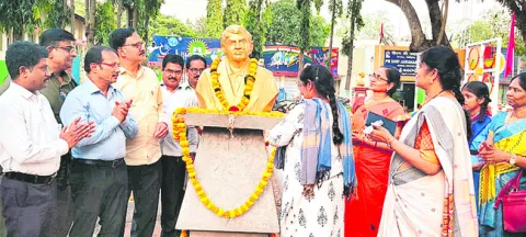 కొలువుదీరిన థీమ్ పార్క్