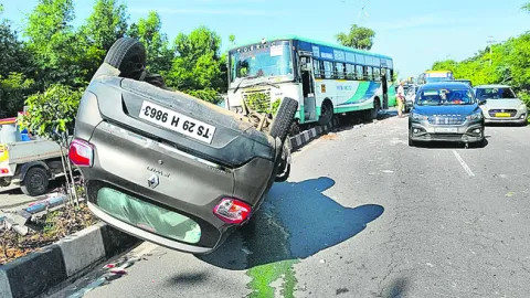 కారును ఢీకొన్న బస్సు 