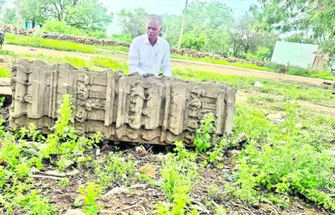 16వ శతాబ్ది దీపక్ స్తంభాన్ని నిలబెట్టాలి