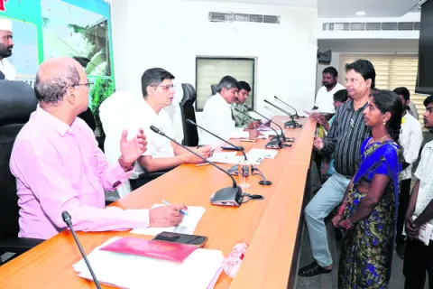 ఫిర్యాదులను సత్వరమే పరిష్కరించాలి 