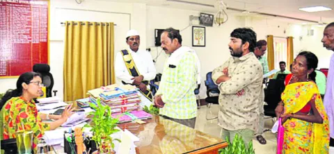 అర్జీలు త్వరితగతిన పరిష్కరించాలి