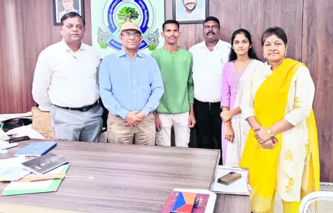 గణతంత్ర వేడుకలకు పీయూ అధ్యాపకుడు 