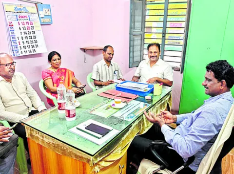 రైతులకు అందుబాటులో ఉండండి