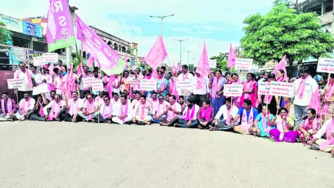 గుంతల రోడ్లకు మరమ్మతులు చేపట్టాలి