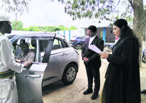 స్టేట్‌మెంట్‌ రికార్డు కోసం  బెంచ్‌ దిగొచ్చిన జడ్జి