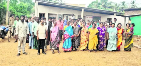 అధికారుల వివక్షపై దళిత సర్పంచ్‌ ధర్నా 