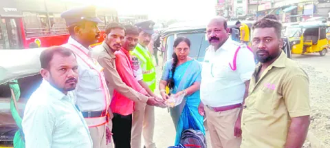 మానవత్వం చాటుకున్న ఆటో డ్రైవర్