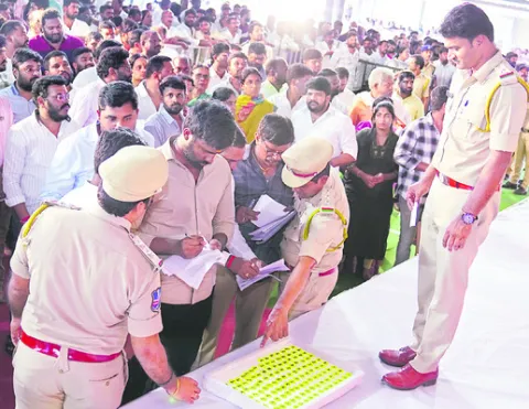 ● కలెక్టర్ ప్రావీణ్య పర్యవేక్షణలోలక్కీ డ్రా ప్రక్రియ ●