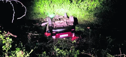 డివైడర్‌ను ఢీకొట్టి కారు బోల్తా