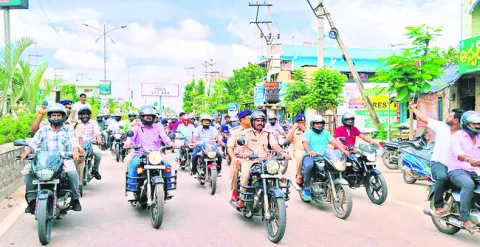 పోలీస్‌ అమరుల త్యాగాలను స్మరించుకోవాలి