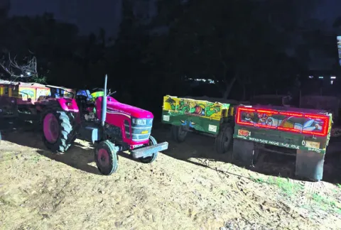 ఇసుక ట్రాక్టర్ల సీజ్‌ 