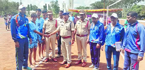 క్రీడాపోటీల్లో ప్రతిభ చాటాలి