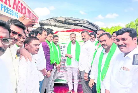 దళారులకు పత్తి అమ్మి మోసపోవద్దు