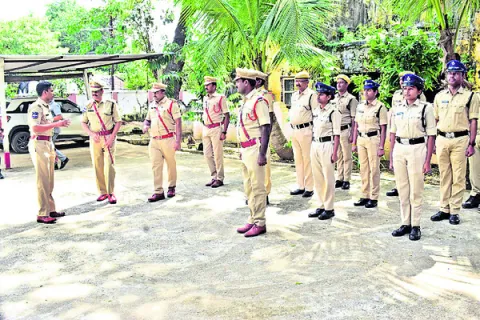 సైబర్‌ నేరగాళ్ల ఆట కట్టించాలి