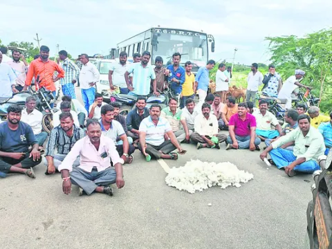 పత్తి రైతుల రాస్తారోకో