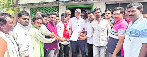 కోతులను నియంత్రించాలని ఆందోళన