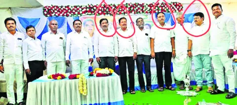 పార్టీ కార్యక్రమంలో  ఉపాధ్యాయుల ప్రత్యక్షం 