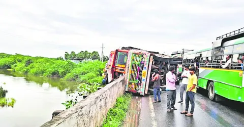 త్రుటిలో తప్పిన ప్రమాదం 