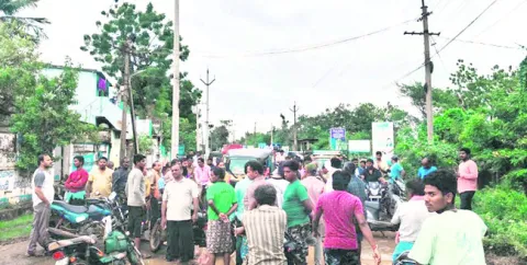 గుంతల రోడ్లపై పెల్లుబికిన ప్రజాగ్రహం