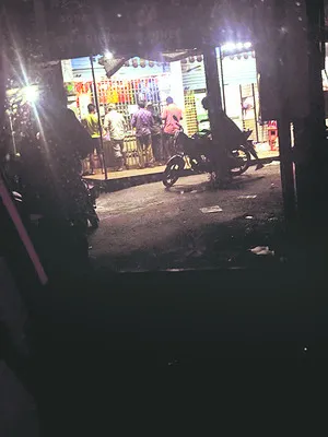 తుపాను అయినా.. షాపు మూసేదేలే!