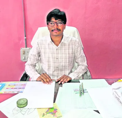 తల్లి గృహిణి.. తండ్రి రోజు కూలీ 