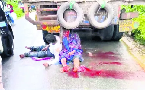 లారీ ఢీకొని భార్యాభర్తలకు గాయాలు