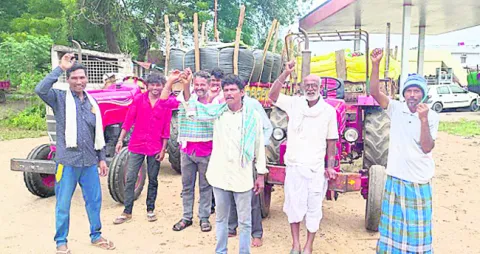 మక్కలు తూకం  వేయడం లేదని ఆందోళన