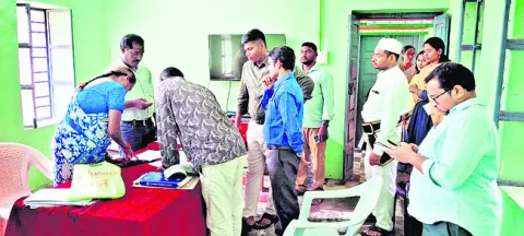 భూ సమస్యలు సత్వరమే పరిష్కరించాలి