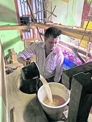 చేనేత కార్మికులకు తిప్పలు