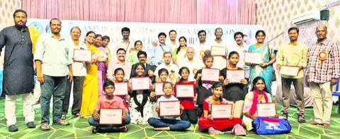 యోగాసన పోటీల్లో సత్తా చాటిన జిల్లా జట్టు