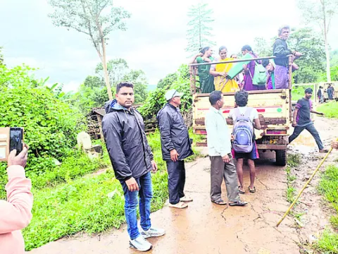 పునరావాస కేంద్రాలకు గిరిజనుల తరలింపు