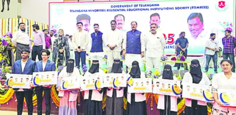 గురుకుల విద్యార్థులకు సన్మానం