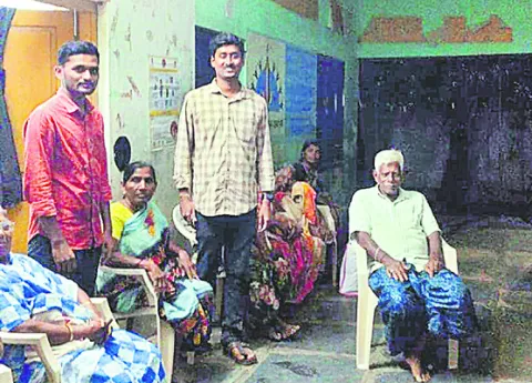 తుపాను రక్షణ సేవలో సచివాలయ ఉద్యోగులు  