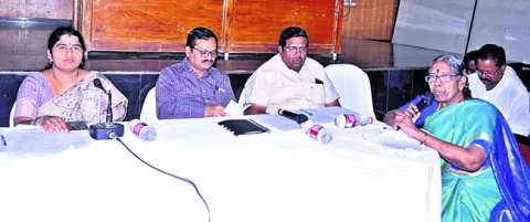 రైతుల కన్నీళ్లు తుడవండి