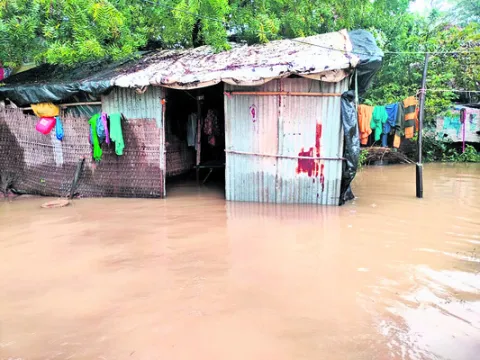 లోతట్టు ప్రాంతాలు జలదిగ్బంధం