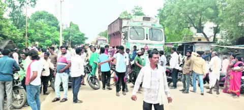 టార్పాలిన్లు ఇవ్వాలని రాస్తారోకో 