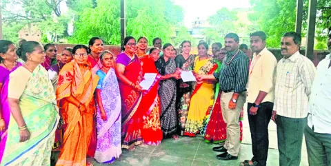 అంగన్‌వాడీ కార్యకర్తలకు పెన్షన్‌ ఇవ్వాలి 