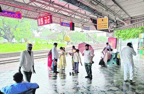 భువనగిరి గుండా వెళ్లే పలు రైళ్లు రద్దు