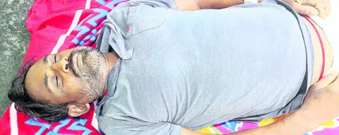 చికిత్స పొందుతూ వ్యక్తి..