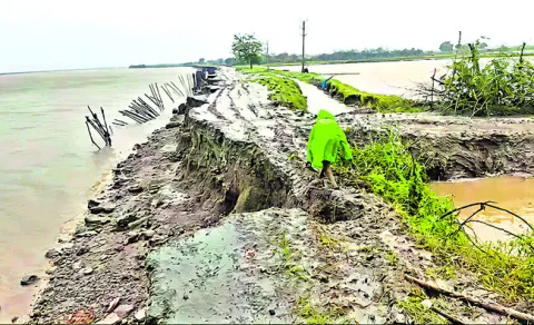 కృష్ణానదిలోకరిగిపోయిన జింకపాలెం రోడ్డు 
