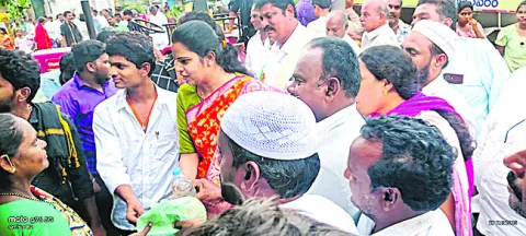 వరద బాధితులకు భోజనం అందించరా? 