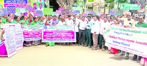 సమస్యల పరిష్కారానికి ధర్నా 