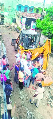 నాణ్యత లోపించిందని రాస్తారోకో 