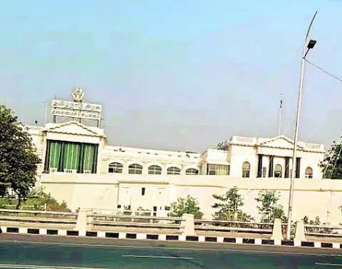 ● పోలీసులకు ఈడీ లేఖ ● విచారణకు ప్రతిపక్షాల పట్టు ● అక్ర