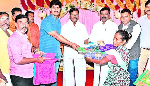 ముంపు ప్రాంతవాసులకు సహాయకాల పంపిణీ 