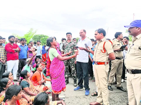 బస్సులు ఆపాలని మహిళల రాస్తారోకో